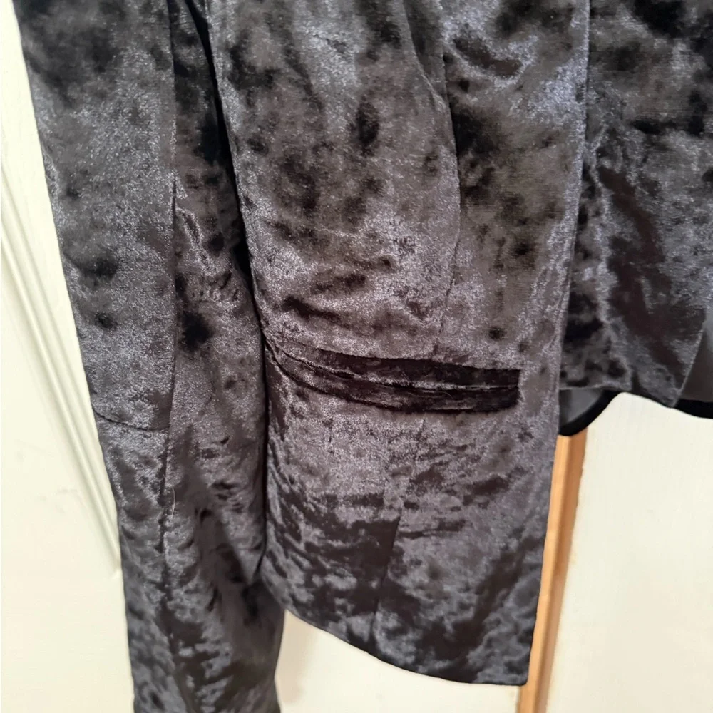 Decree Black Velvet Cropped Open-Front Blazer - Picture 6 of 6